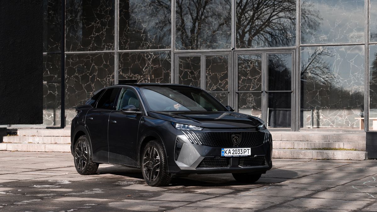 Фото до матеріалу: Peugeot 3008 1.6 Turbo: чому бензин краще за гібрид для дороги