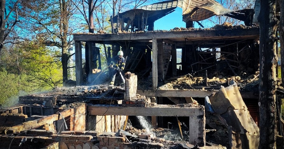 Фото до матеріалу: Пожар на гірськолижному курорті Закарпаття: знищено готель на горі Красія