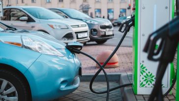 Фото до матеріалу: В Україні хочуть дозволити керувати авто з 17 років: уряд подав законопроект