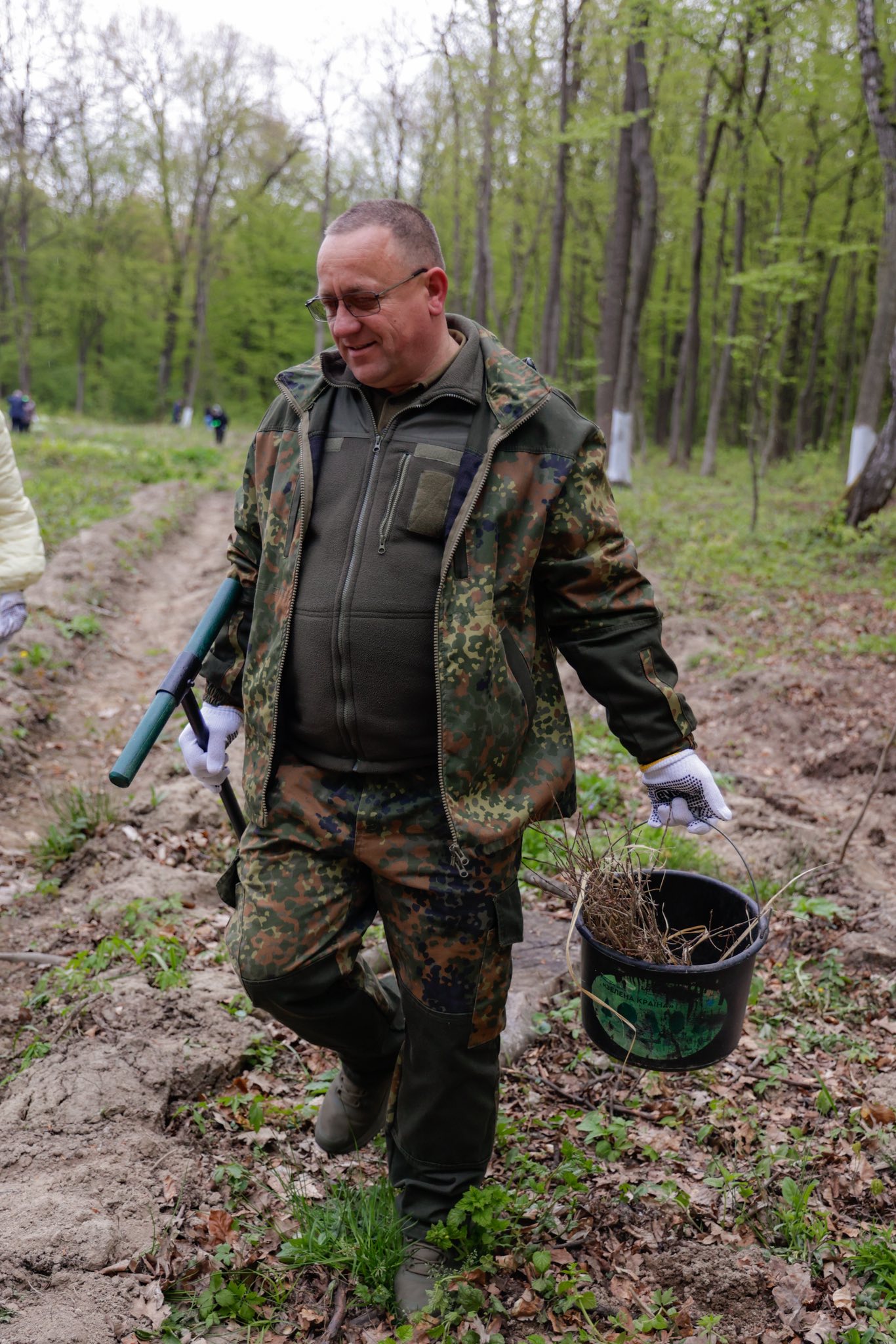 Фото до матеріалу: На Прикарпатті висадили 3000 дерев пам'яті у лісництві біля Отинії
