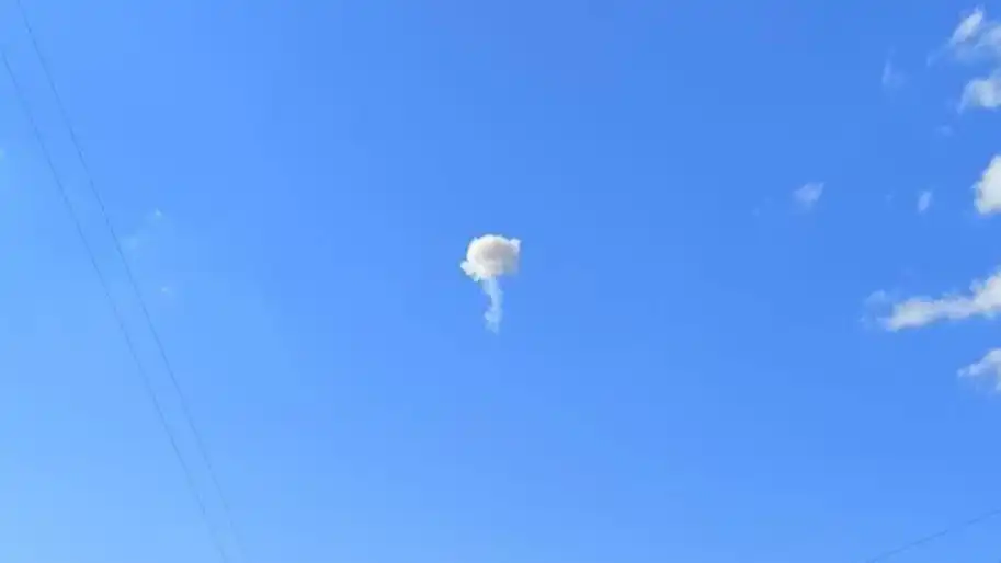Фото до матеріалу: Уламки дронів впали на кладовище та дах у Києві: що сталося під час повітряної тривоги