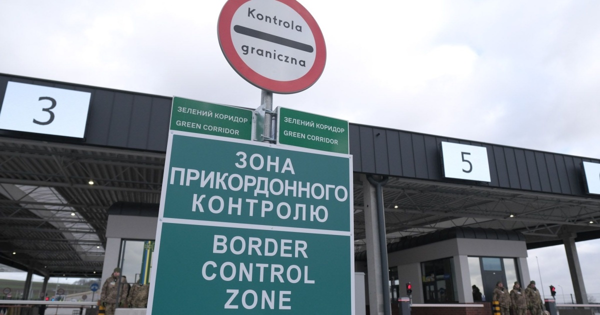 Фото до матеріалу: Кабмін дозволив жінкам-посадовцям виїжджати за кордон без обмежень