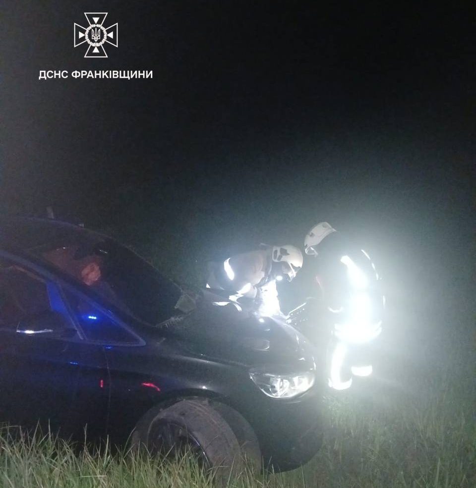 Фото до матеріалу: У Калуші сталася нічна аварія за участю двох легковиків: є потерпілі