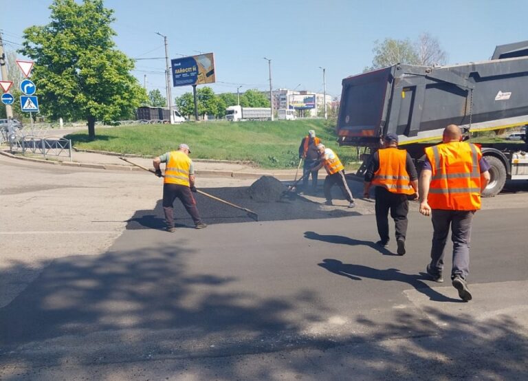 Фото до матеріалу: ДТП на трасі Київ–Одеса: двоє чоловіків травмовані після зіткнення мікроавтобуса з вантажівкою