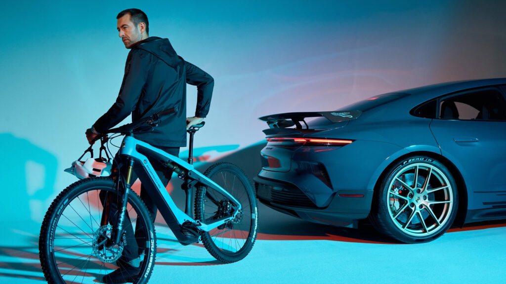 Фото до матеріалу: Porsche змінює стратегію: закриває електромобільні підрозділи та повертається до бензину