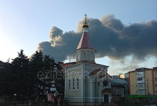 Фото до матеріалу: Масштабна пожежа на НПЗ у Туапсе після атаки дронів: оголошено евакуацію