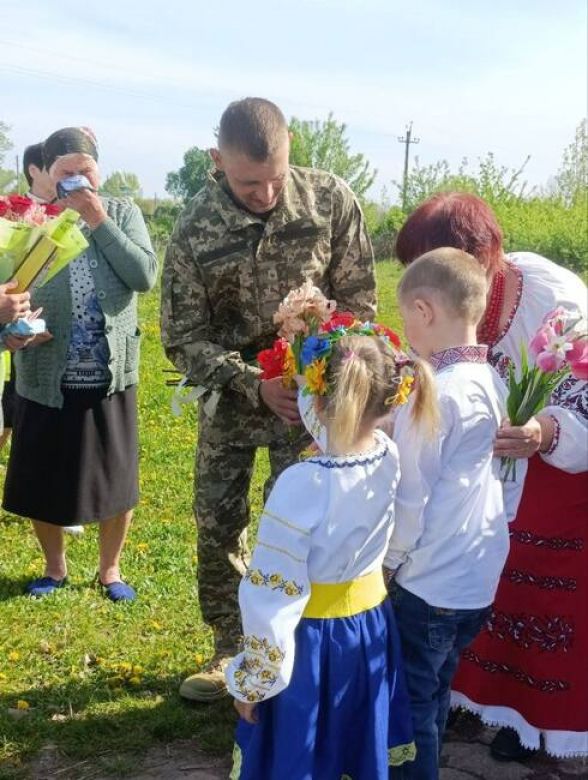 Фото до матеріалу: Андрій Гендега повернувся додому: Уланівська громада зустріла звільненого воїна квітами та прапорами