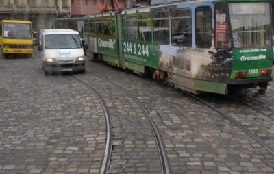 Фото до матеріалу: У центрі Львова на лавці знайшли сплячого п'яного чоловіка