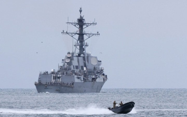 Фото до матеріалу: США заперечили, що Іран вразив американський корабель ракетами