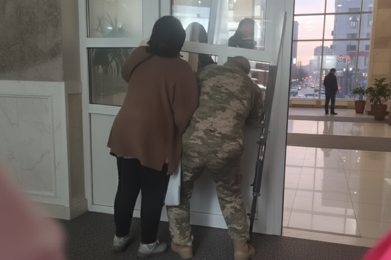 Фото до матеріалу: Чоловік з битою увірвався до ТЦК у Хмельницькому: вимагав звільнити сина