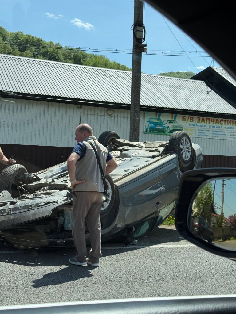 Фото до матеріалу: У Дорі, Яремче: автомобіль перевернувся на дах поруч із магазином запчастин