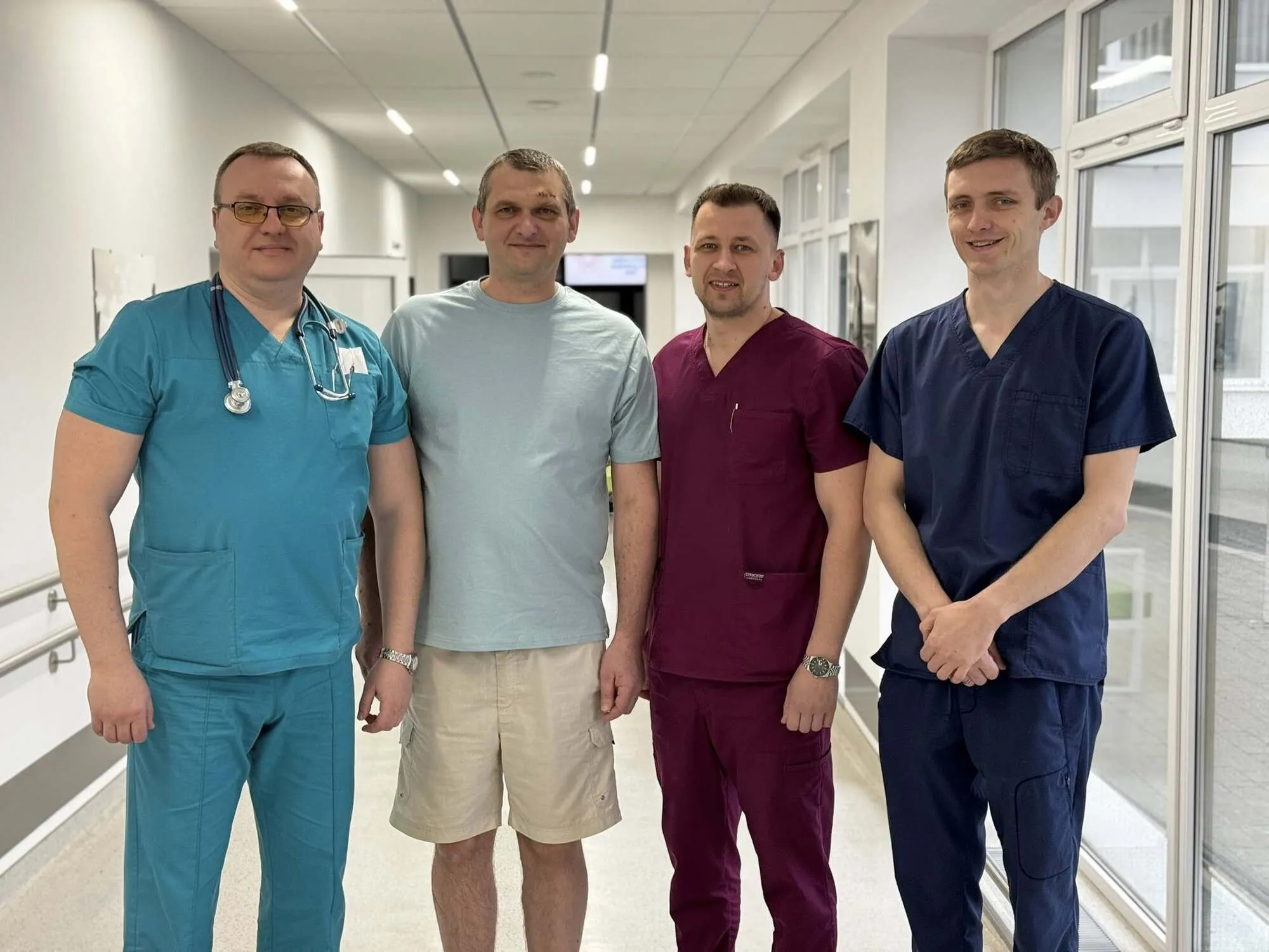 Фото до матеріалу: У Львові медики врятували чоловіка після атаки дронів: у легені застряг уламок скла