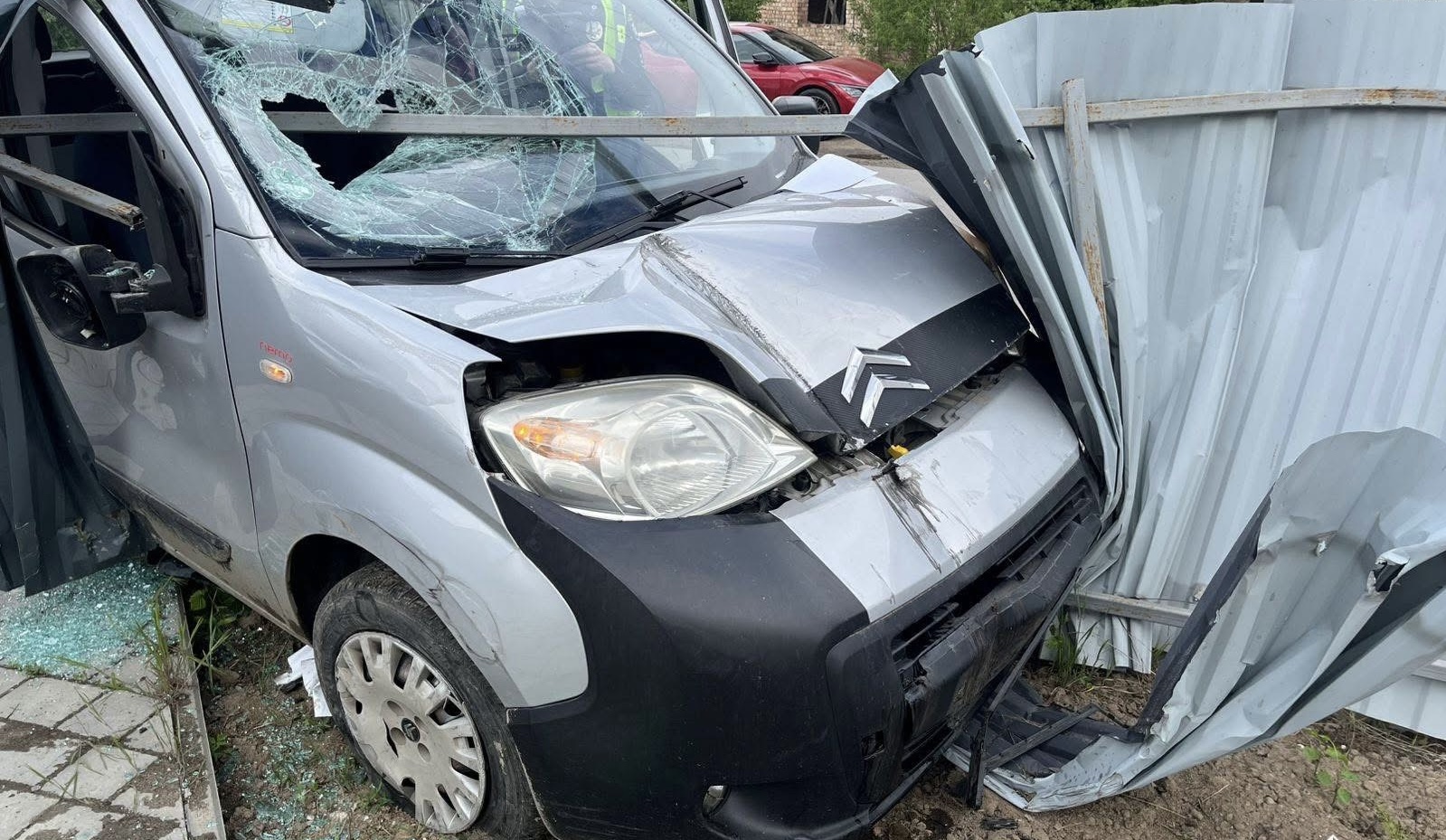 Фото до матеріалу: П'яний водій Citroën зіткнувся з парканом у Вовчинці: поліцейські склали матеріали