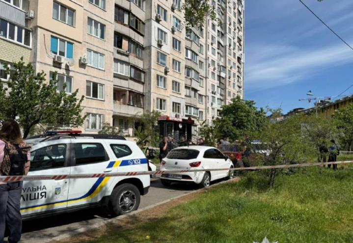 Фото до матеріалу: У Києві чоловік випав з вікна 11-го поверху: поліція встановлює обставини