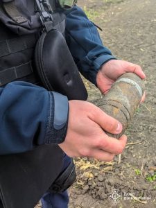 Фото до матеріалу: Сапери ДСНС знищили артилерійський снаряд часів Другої світої на Вінниччині
