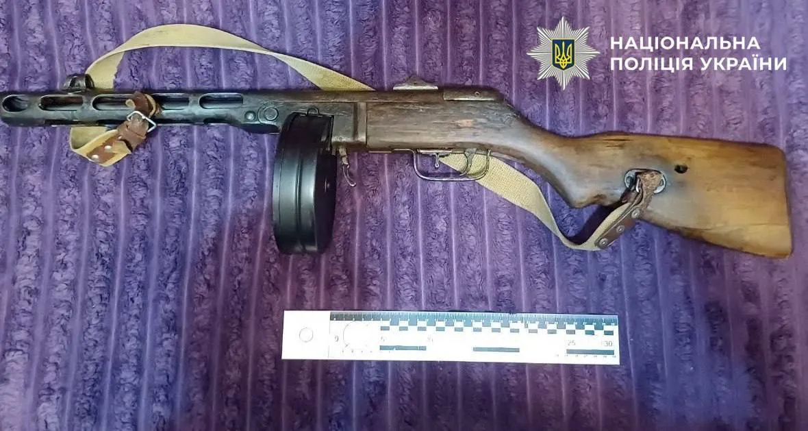 Фото до матеріалу: У Києві зловмисник налагодив «бізнес» з продажу трофейної зброї поштою