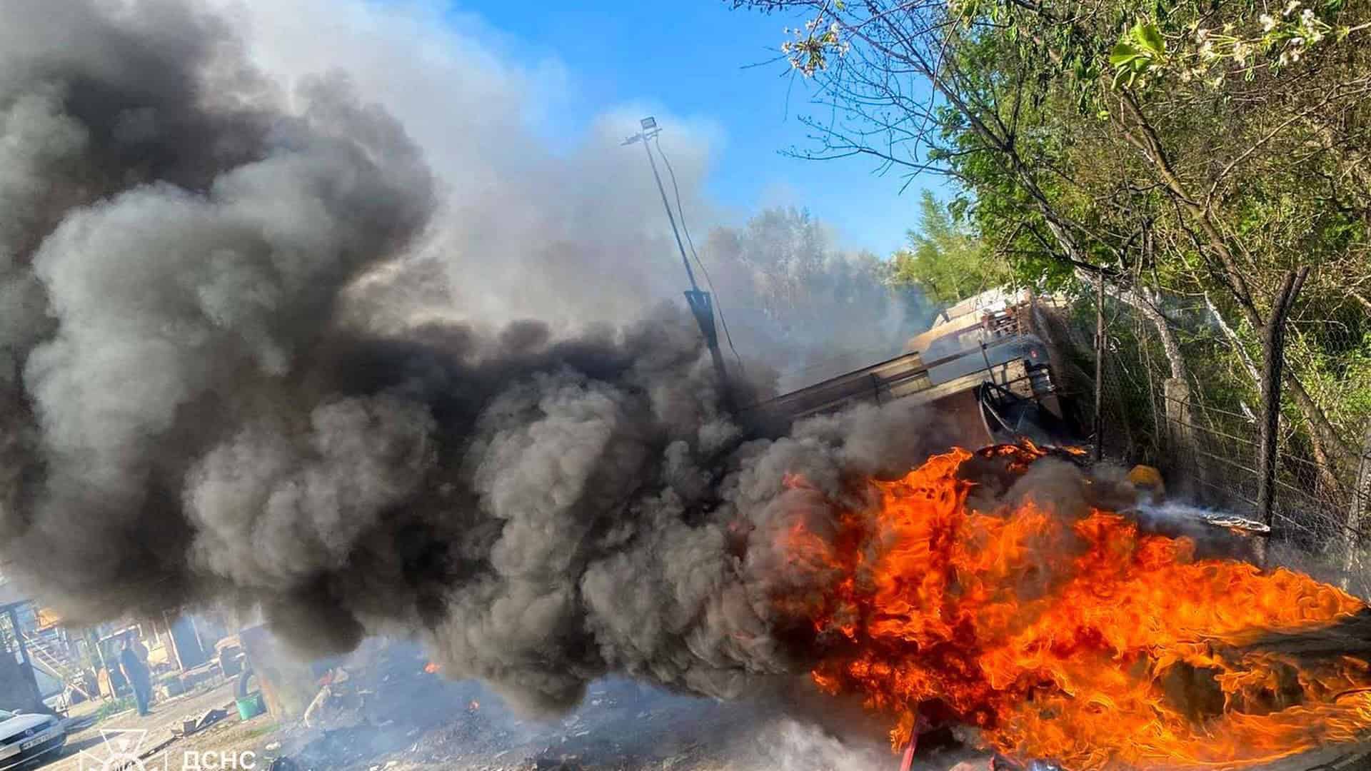 Фото до матеріалу: Пожежа на Закревського у Деснянському: горіли шини і сміття