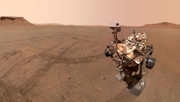 Фото до матеріалу: Марсохід Curiosity звільнив від себе 13-кілограмовий камінь