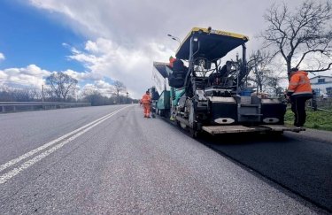 Фото до матеріалу: Дорожники випереджають графік: до 1 травня відремонтовано 7,3 млн кв. м міжнародних трас