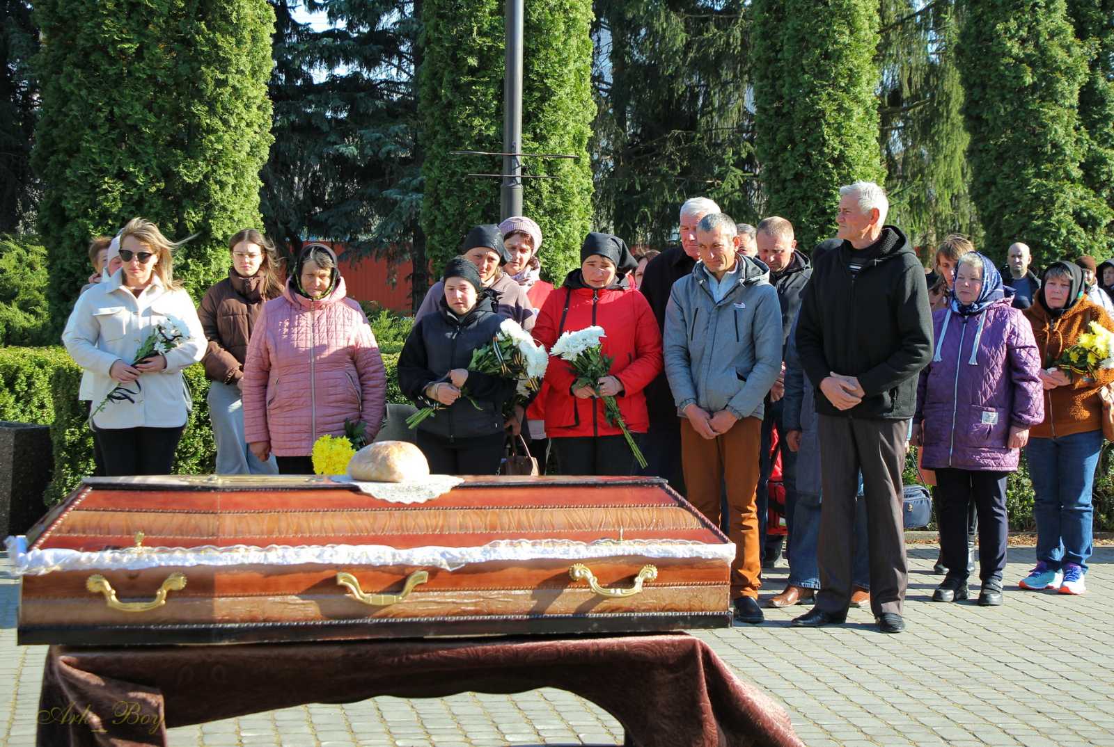Фото до матеріалу: Живим коридором Шумська громада зустріла тіло загиблого захисника Миколи Вознюка