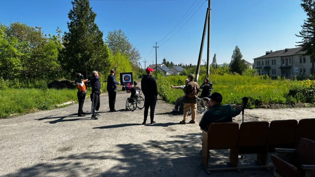 Фото до матеріалу: У Тлумацькій лікарні впровадили стрільбу з лука для реабілітації поранених
