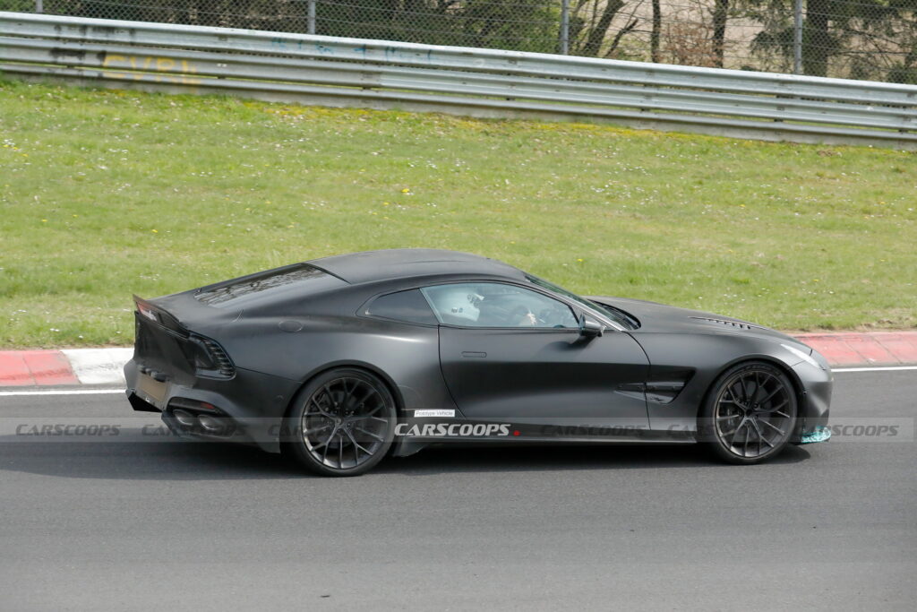 Фото до матеріалу: Aston Martin готує потужнішу версію Vanquish з вісьмома вихлопними трубами