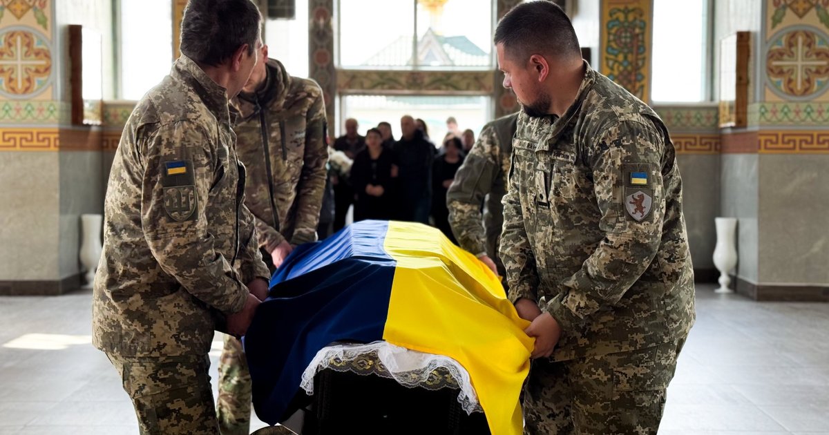 Фото до матеріалу: У Мукачеві віддали останню честь 34-річному воїну Володимиру Сурнюку