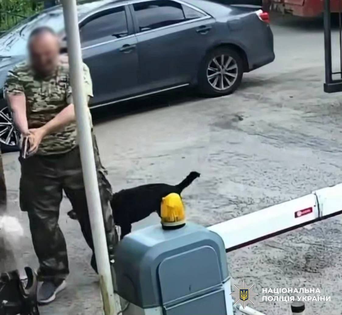 Фото до матеріалу: Чоловік погрожував пістолетом літньому охоронцю в Солом'янському районі через собаку