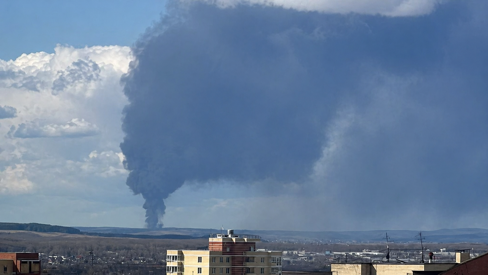 Фото до матеріалу: Дрони вразили стратегічні НПЗ у глибині Росії: Орськ і Пермський край під ударом