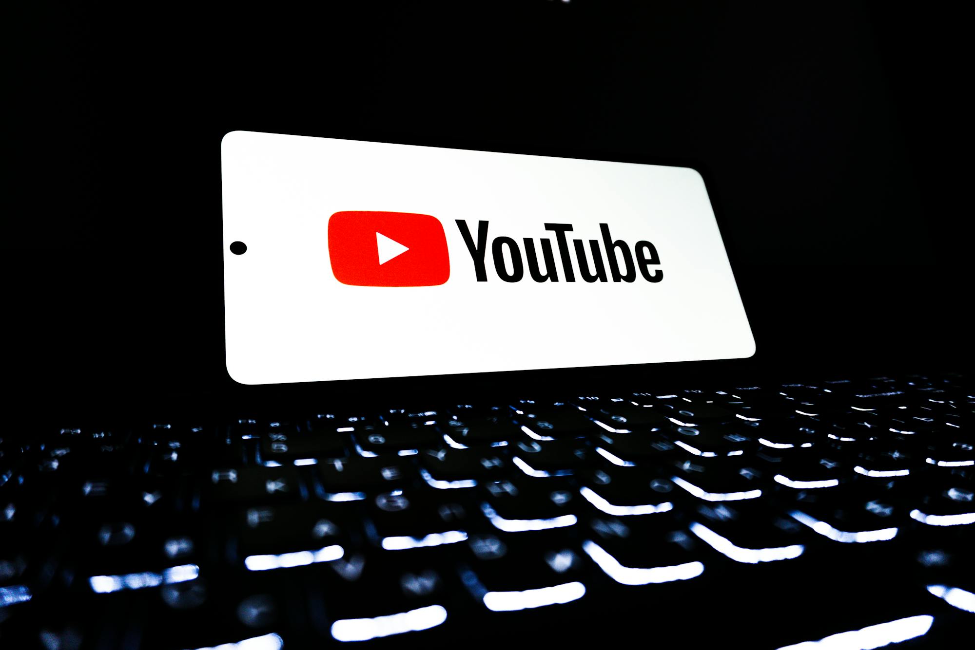 Фото до матеріалу: YouTube запускає безплатний режим “картинка в картинці”