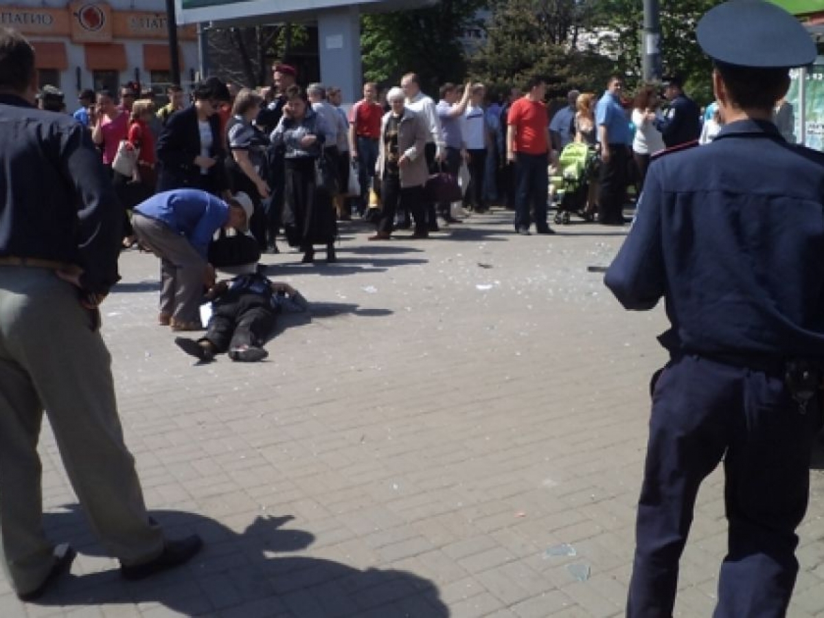 Фото до матеріалу: Луцьк: жителі будинку на Світла, 3 вимагають укріплення берега Сапалаївки