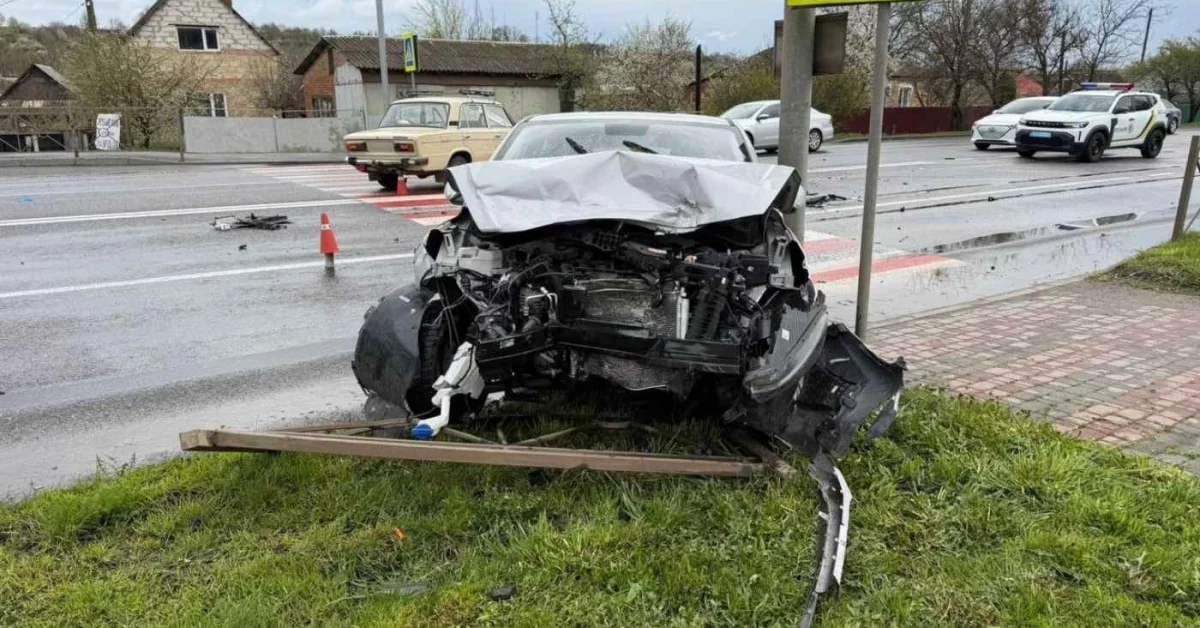 Фото до матеріалу: У Літині сталася аварія між ВАЗ та Hyundai: постраждав пенсіонер