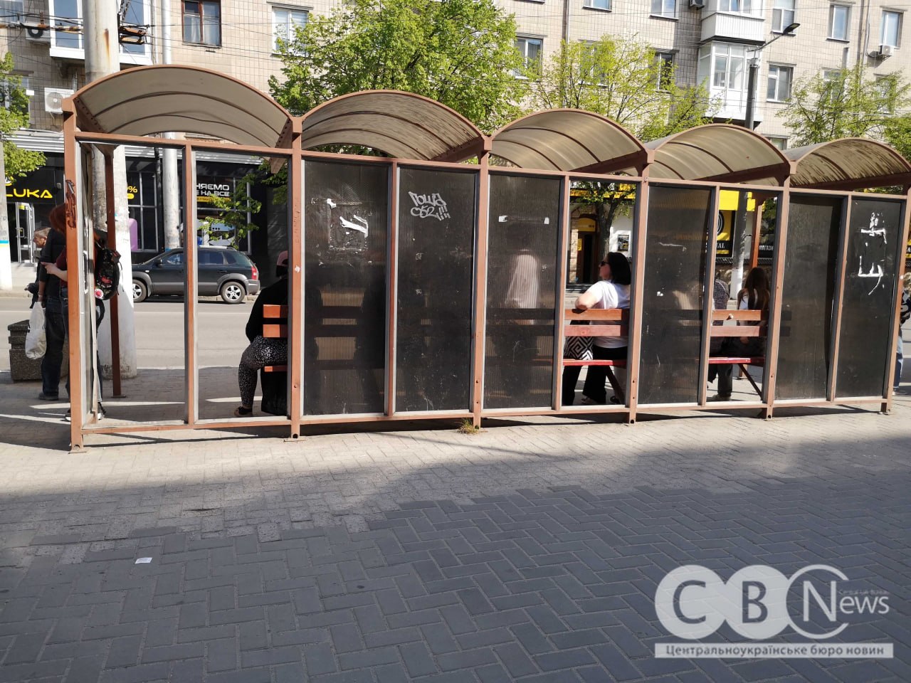 Фото до матеріалу: Зупинка біля готелю «Київ» у Кропивницькому стоїть розбита - її ламають швидше, ніж лагодять (фото)