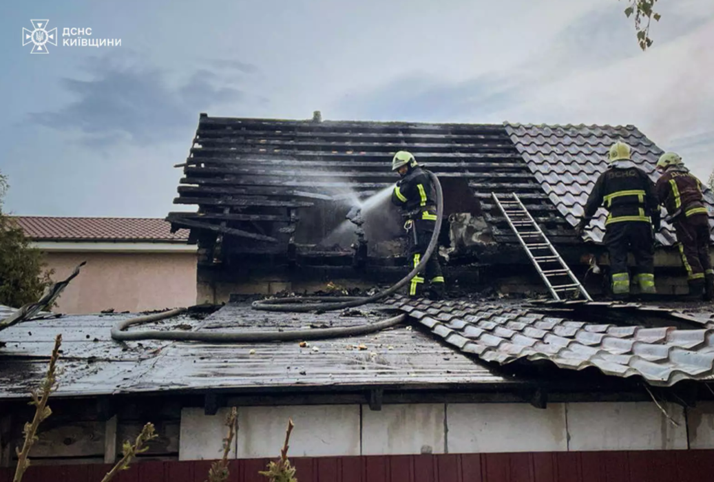 Фото до матеріалу: У Фастівському районі виникла пожежа в лазні: токсичний дим поширювався до прибуття рятувальників