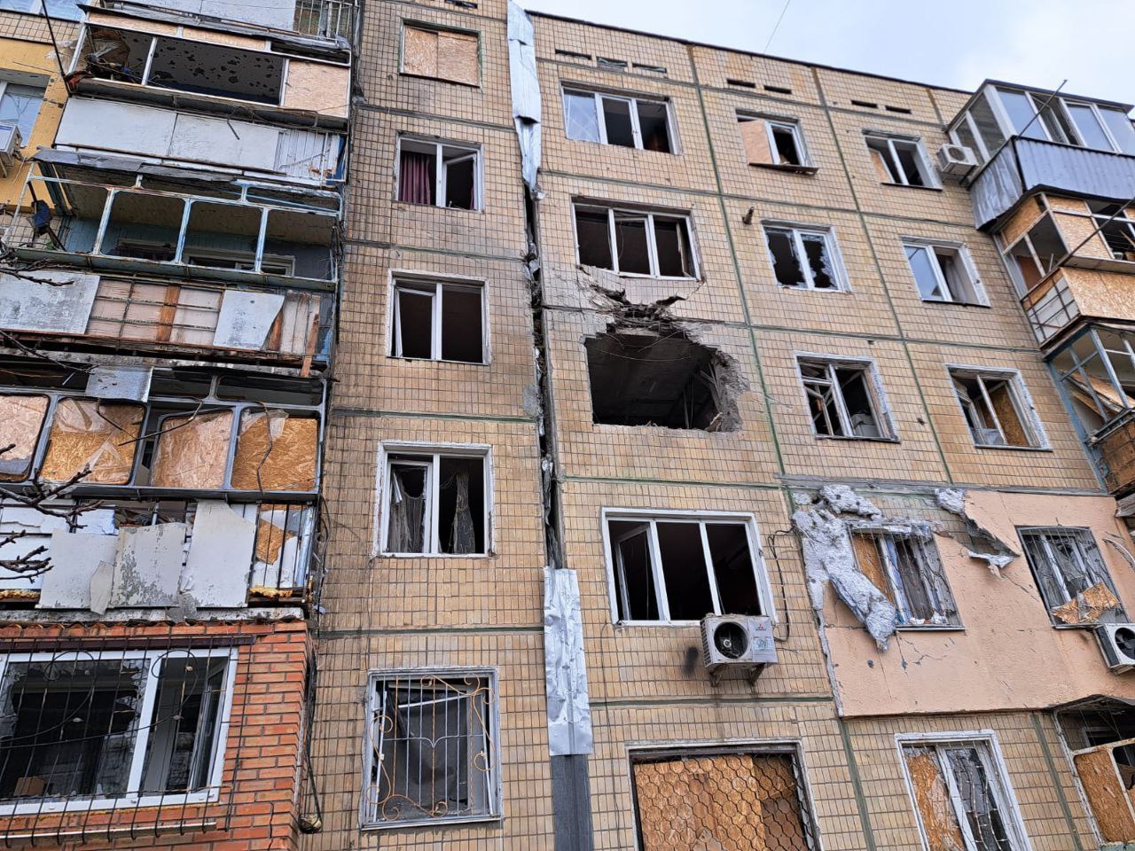 Фото до матеріалу: У Нікополі ворог обстріляв місто: п'ять постраждалих, серед них дитина