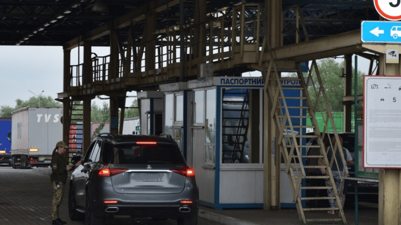 Фото до матеріалу: Черги на кордоні 9 травня: затори на трьох КПП та рекомендації для водіїв