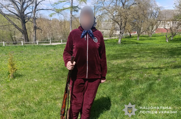 Фото до матеріалу: Літня жінка випадково зламала кран, щоб знайти долю для єдиної доньки