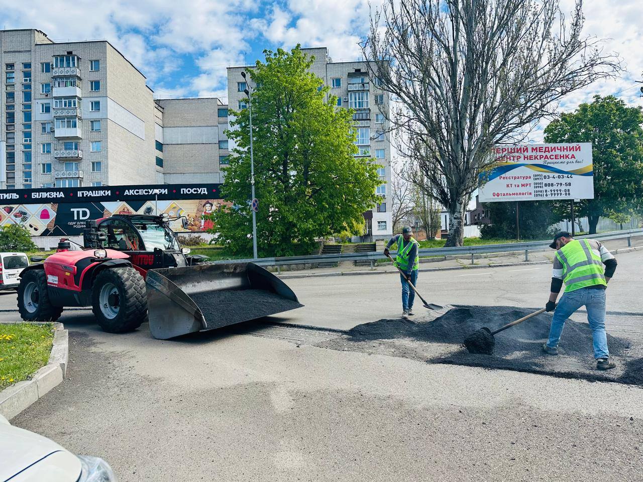 Фото до матеріалу: У Первомайській громаді триває масове відновлення доріг