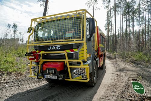 Фото до матеріалу: Лісники України отримали нові пожежні машини: замість ЗІЛ-131 — сучасна техніка з цистерною на 4,5 тонни