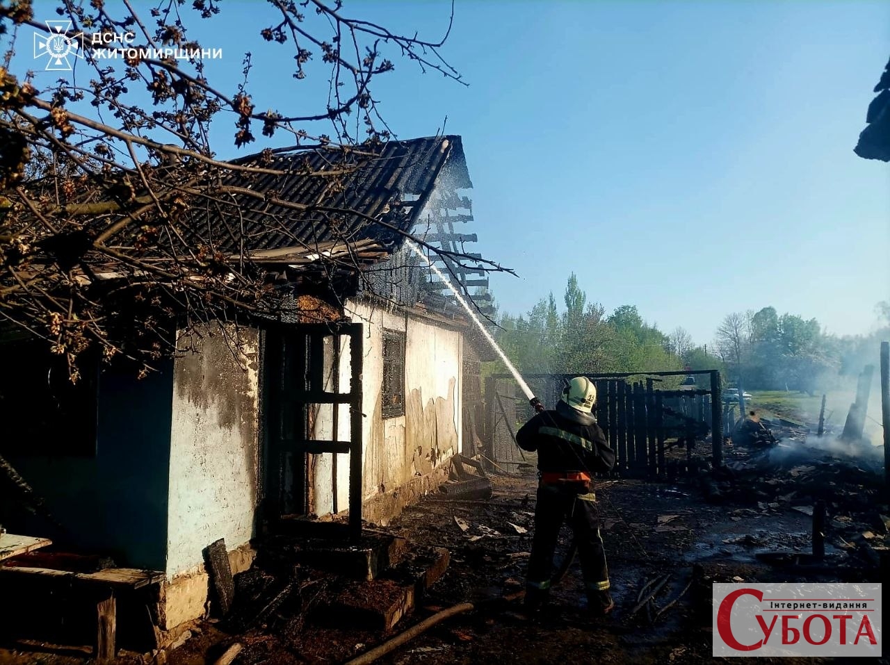 Фото до матеріалу: Пожежа у Кашперівці: врятували життя, але пошкодили будинок