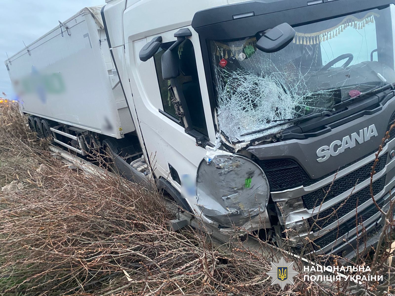Фото до матеріалу: ДТП на трасі Київ–Одеса: двоє чоловіків травмовані після зіткнення мікроавтобуса з вантажівкою