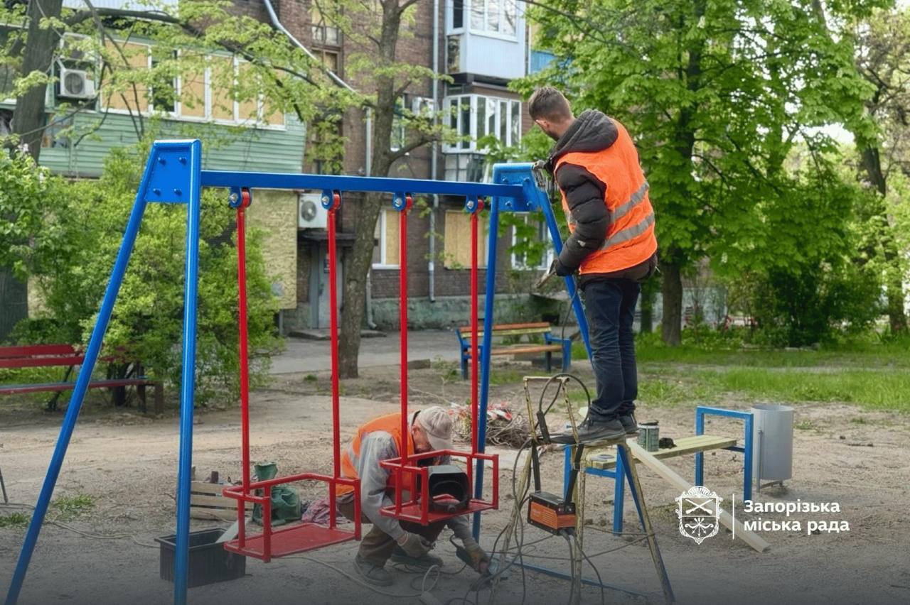 Фото до матеріалу: В Олександрівському районі відновлюють дитячі майданчики після атаки БпЛА