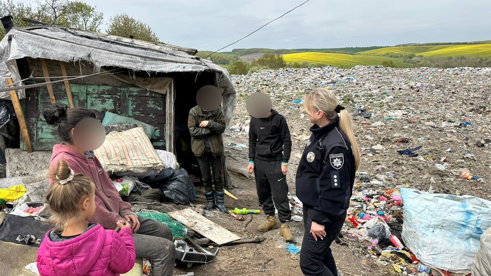 Фото до матеріалу: Поліцейські провели профілактичні бесіди з ромськими родинами в Калуському районі та Рогатині