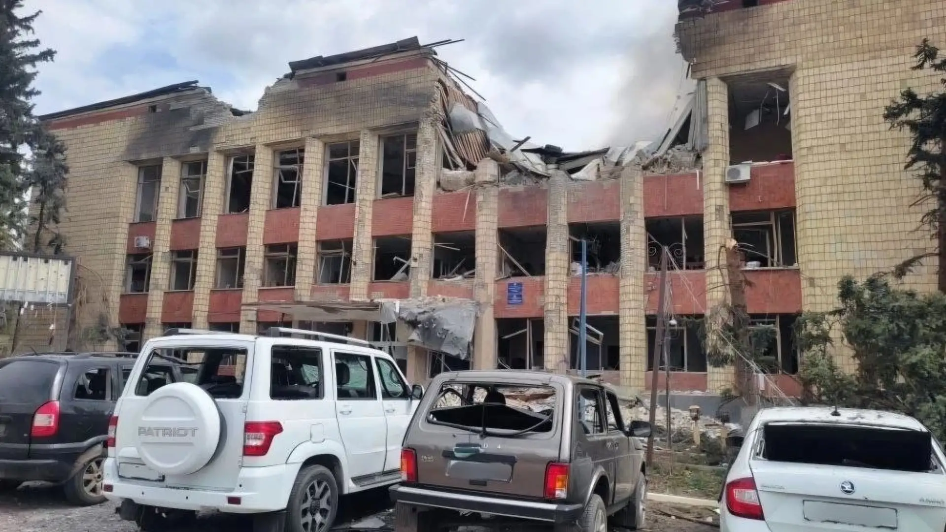 Фото до матеріалу: На півночі окупованої Луганщини — удари по адмінбудівлях. ТРИБУН розповідає про наслідки
