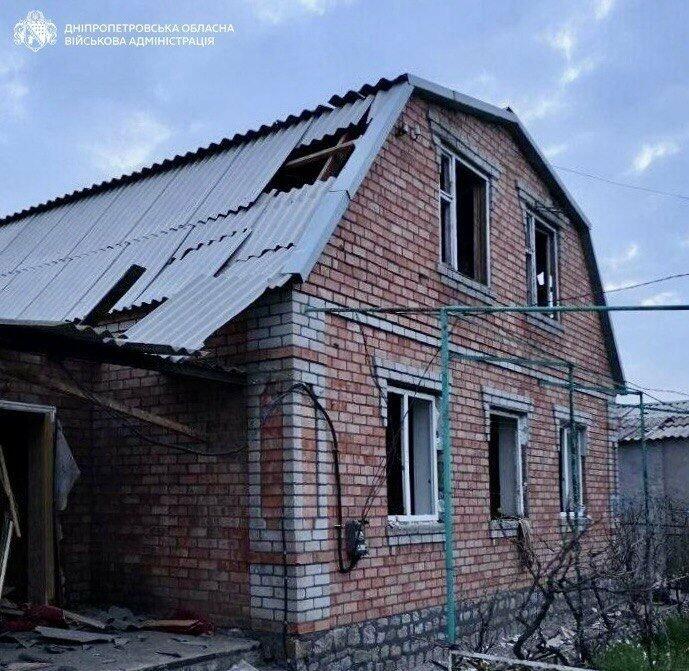 Фото до матеріалу: Понад десять ударів по Нікопольщині: пожежа на АЗС та пошкоджені будинки без загиблих