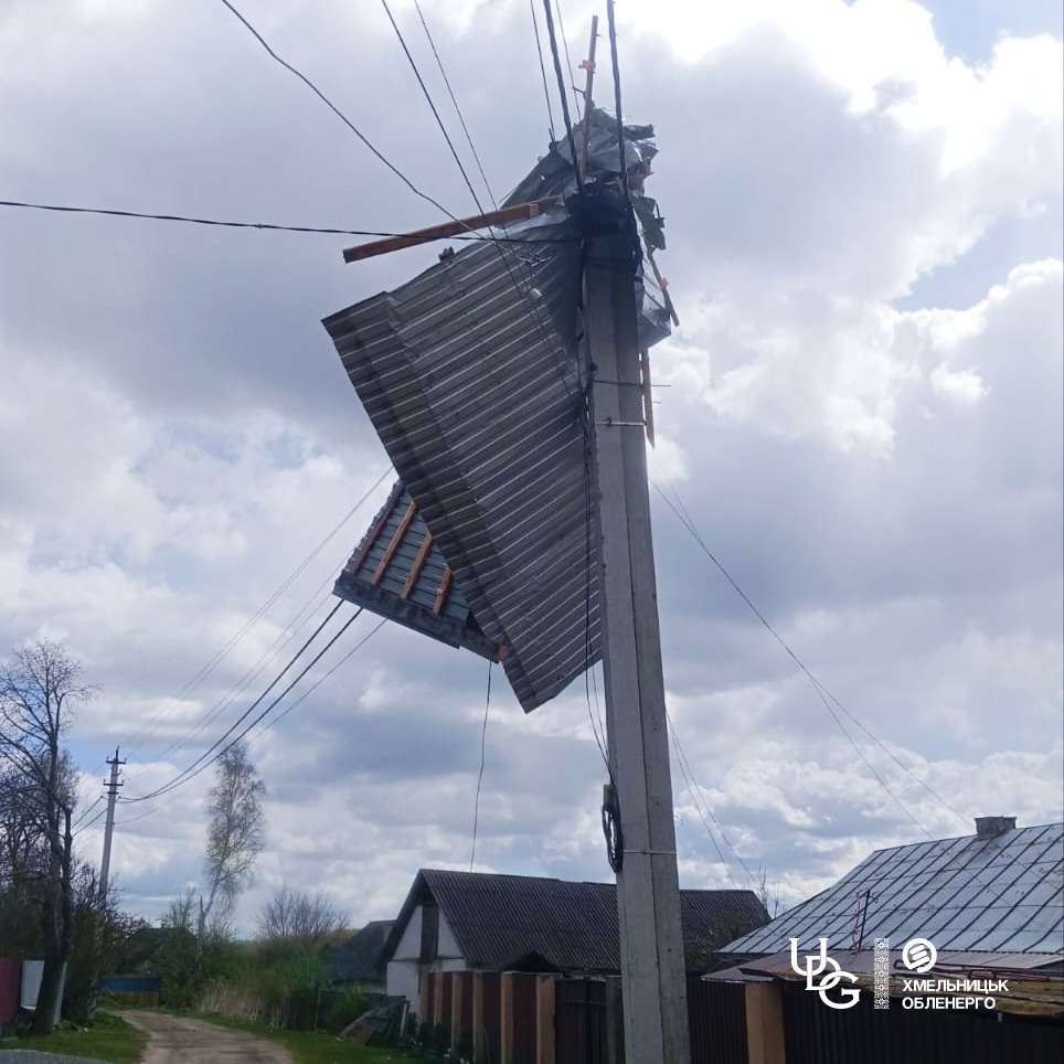 Фото до матеріалу: Сильний вітер у Хмельницькому: рятувальники прибрали 29 дерев, світло повернули мешканцям