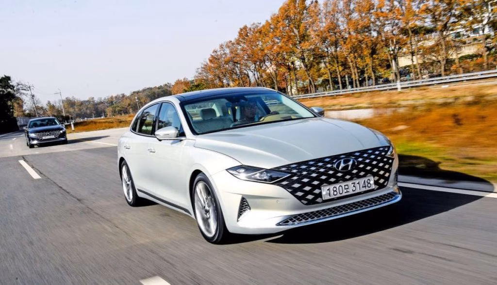 Фото до матеріалу: Hyundai оновила флагманський седан Grandeur: повна цифровізація салону та новий дизайн