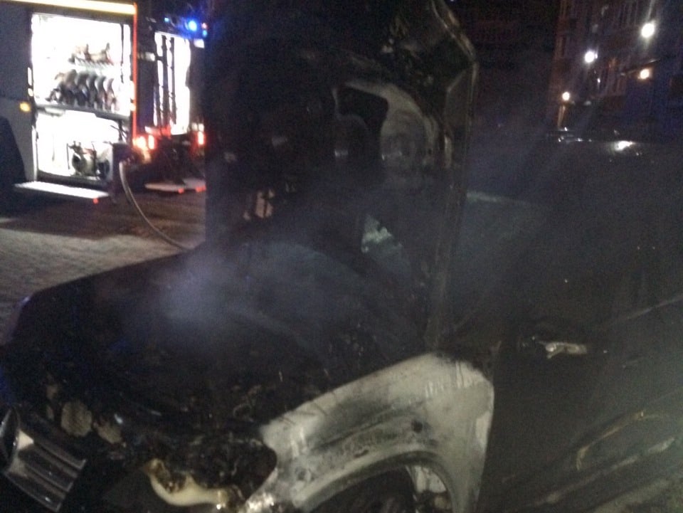 Фото до матеріалу: На Яворівщині загасли вогні в автомобілі Mercedes