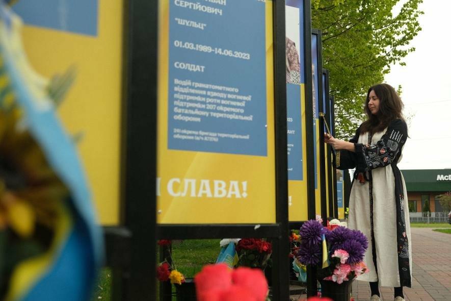 Фото до матеріалу: Вишита стрічка пам'яті: нова традиція вшанування полеглих захисників у День Вишиванки