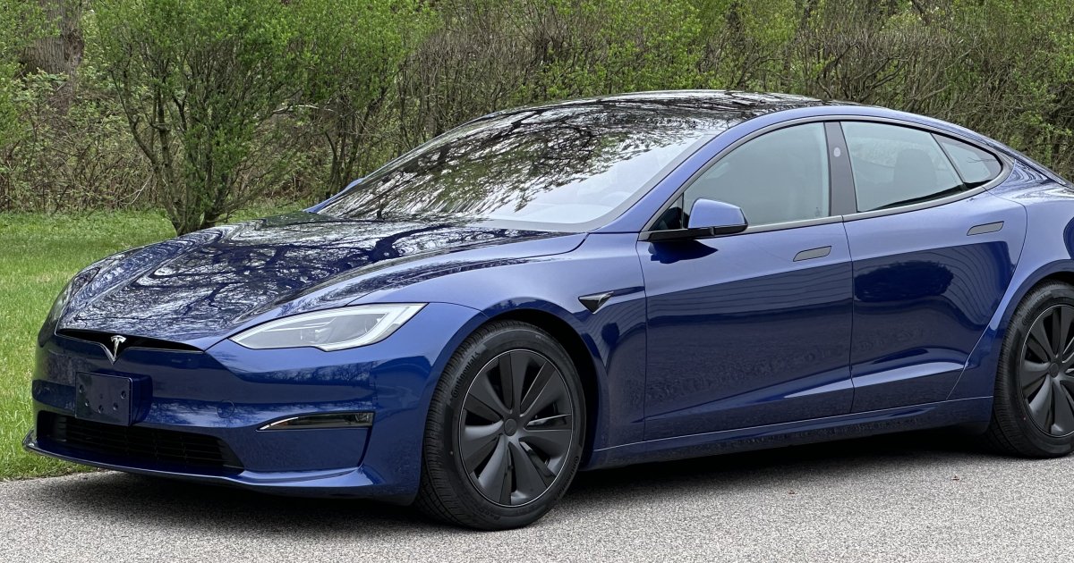 Фото до матеріалу: Tesla закрила виробництво Model S та Model X заради роботів